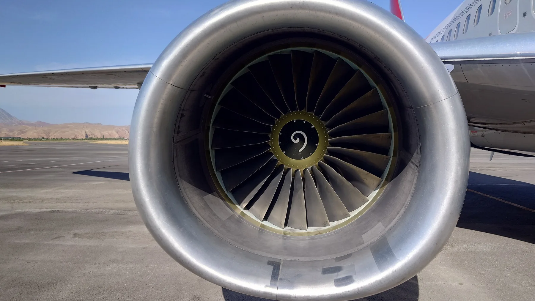 Двигатель B737-800